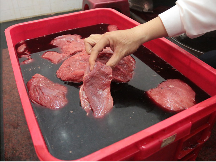 Thịt heo nái sau khi ngâm hóa chất biến thành thịt bò